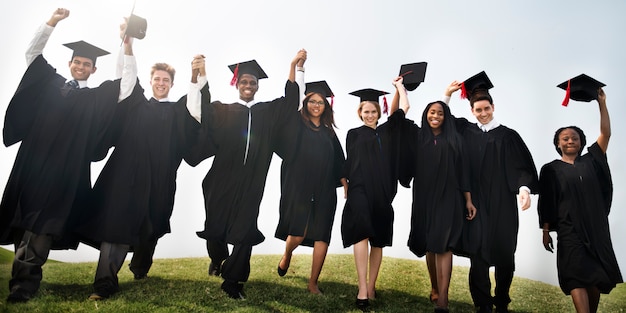 Groep studenten handen aan de orde gesteld afstuderen Concept