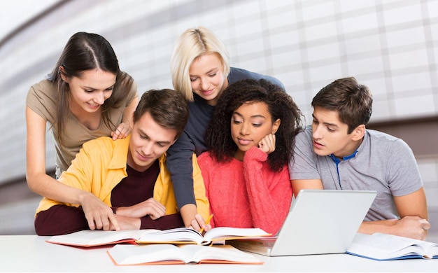 Groep studenten in de bibliotheek