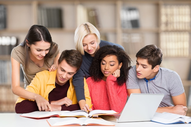 Groep studenten in de bibliotheek