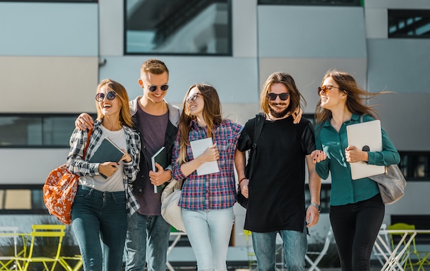 Groep studenten lopen