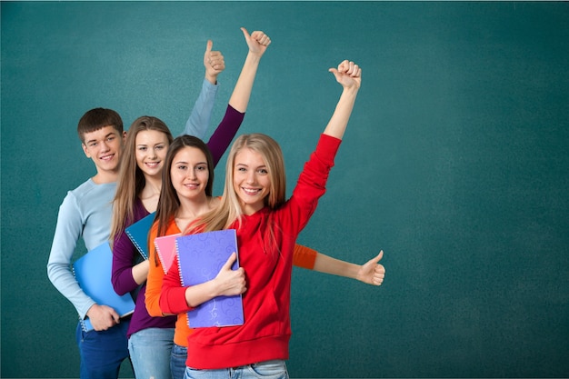 Groep studenten met boeken geïsoleerd op een witte achtergrond