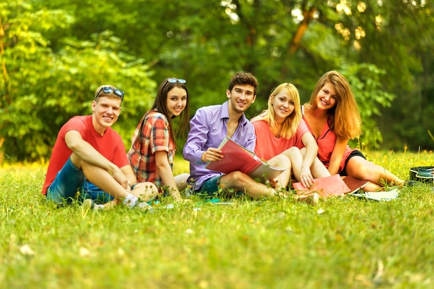 groep studenten met boeken in het park op een zonnige dag