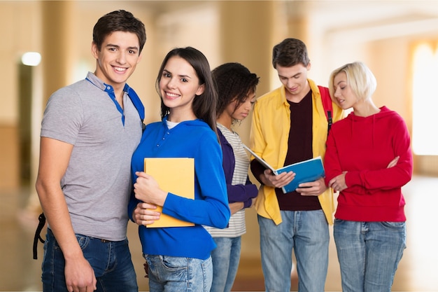 Groep studenten met boeken op achtergrond