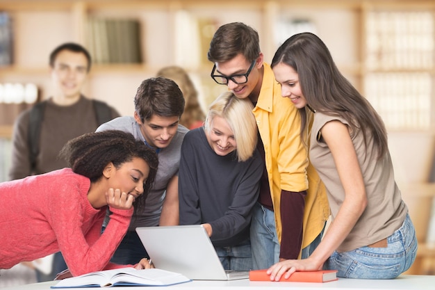 Groep studenten met computer bij les in klaslokaal