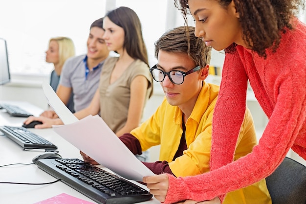 Groep studenten met computers bij les in klaslokaal