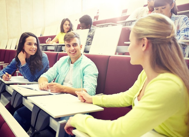 groep studenten met notitieboeken in de collegezaal