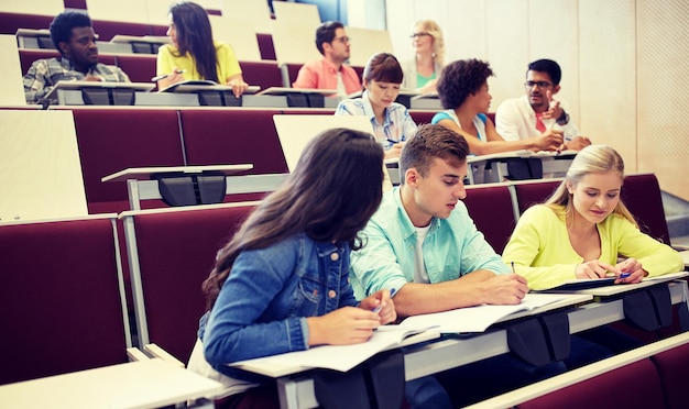 groep studenten met notitieboeken in de collegezaal