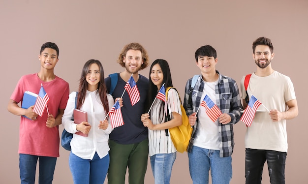 Groep studenten met vlaggen van de VS op kleur