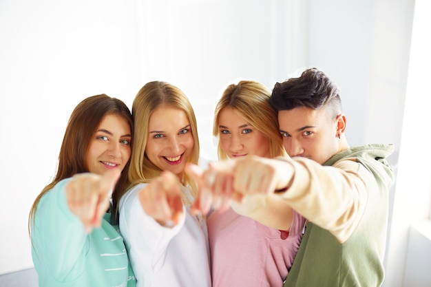 Groep studenten poseren voor de camera