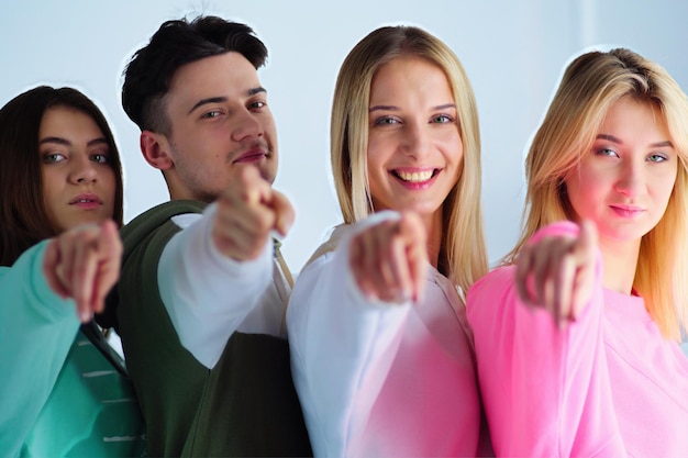 Groep studenten poseren voor de camera