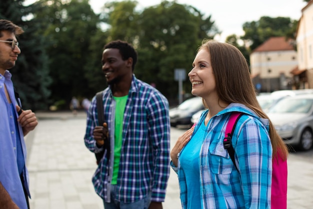 Groep studenten staat op de campus en bespreekt lessen