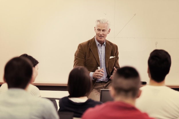 groep studenten studeren met professor in modern schoolklaslokaal