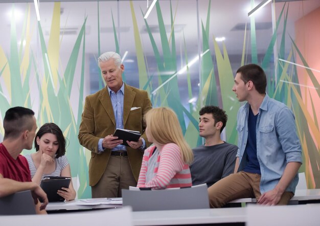 groep studenten studeren met professor in modern schoolklaslokaal