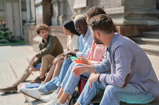 Groep studenten zittend op de trappen