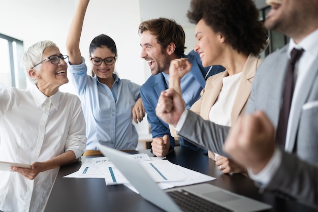 Groep succesvolle gelukkige zakenmensen aan het werk op kantoor