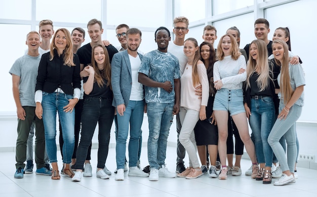 Foto groep succesvolle jonge mensen die samen staan