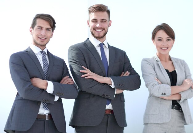 Groep succesvolle jonge zakenlieden die samen staan