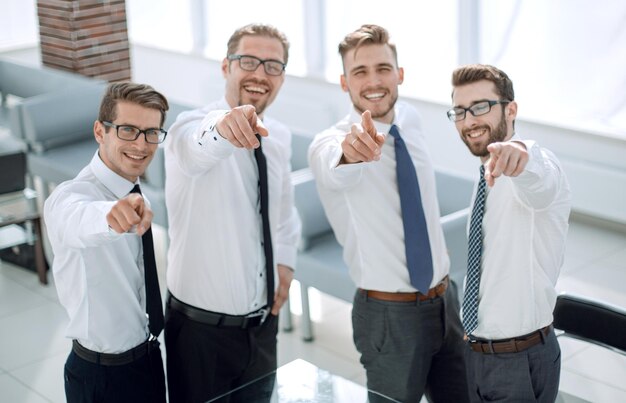 Foto groep succesvolle werknemers die naar u wijzen het concept van keuze