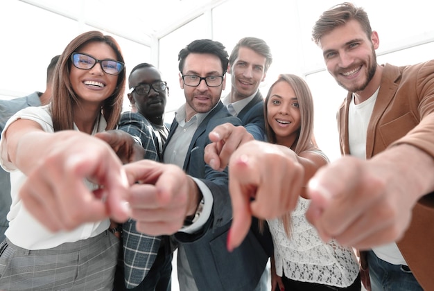 Groep succesvolle zakenmensen die naar u wijzen