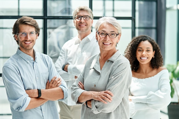 Groep succesvolle zakenmensen die samen staan