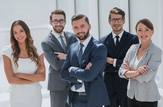 Groep succesvolle zakenmensen op de achtergrond van de officephoto met tekstruimte