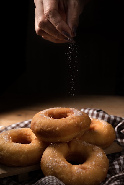 Groep suiker donuts op lijst