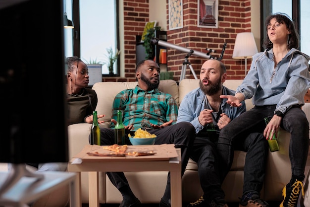 Groep supporters die verdrietig zijn over verloren voetbalwedstrijd, bier drinken in een hangout. Kijken hoe voetbalteams het kampioenschapstoernooi verliezen, gefrustreerd en boos zijn over verliezen.