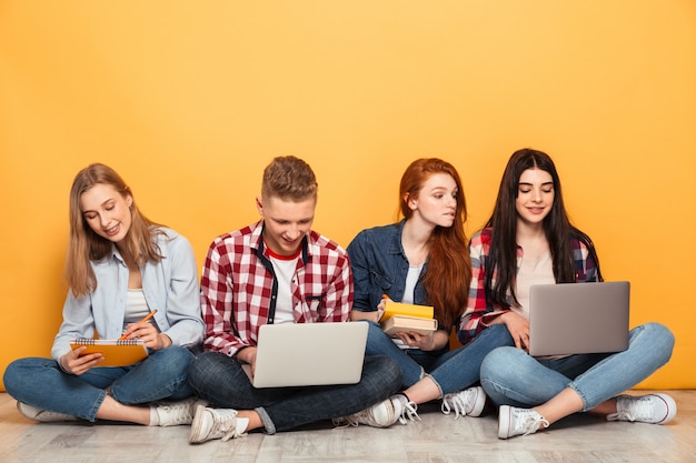 Groep tevreden schoolvrienden