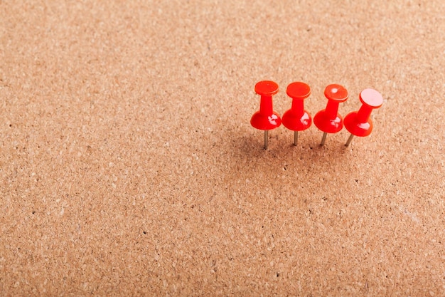 Groep thumbtacks vastgemaakt op prikbord