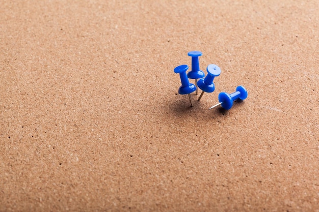 Groep thumbtacks vastgemaakt op prikbord