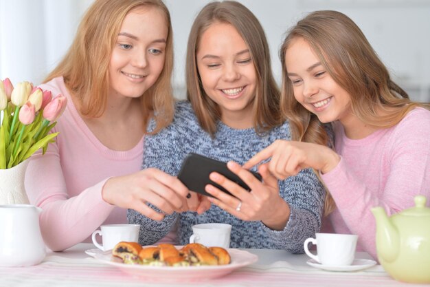 Groep tienermeisjes met smartphone