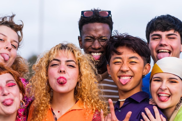 Groep tieners in kleurrijke kleding die vechten voor trots