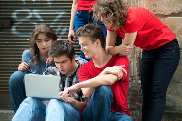 Groep tieners met laptop