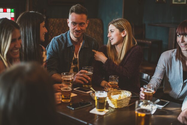 Groep tieners plezier in een pub