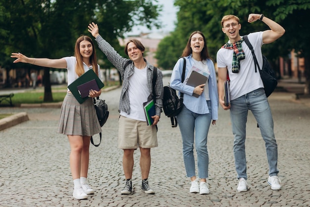 Groep tienerstudenten die buiten staan Vrienden glimlachen en gelukkig