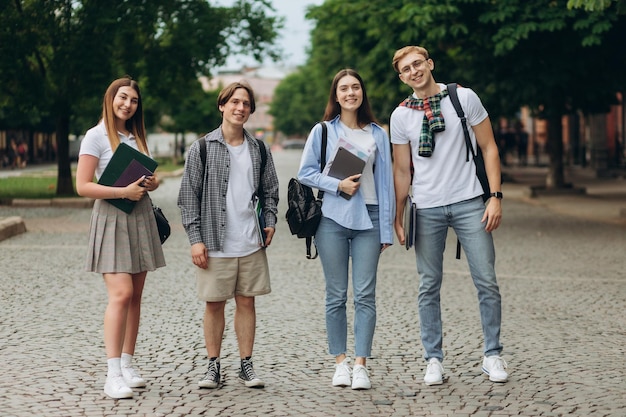 Groep tienerstudenten die buiten staan