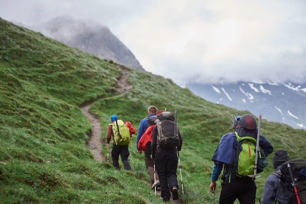 Groep toeristen die bergop lopen in de bergen