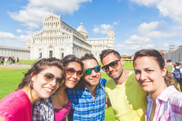 Groep toeristen die een selfie in Pisa nemen.