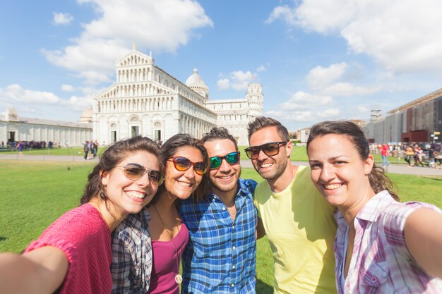 Groep toeristen die een selfie in Pisa nemen.