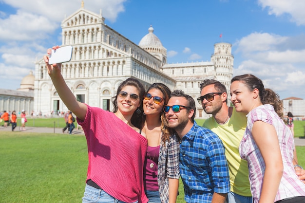 Groep toeristen die een selfie in Pisa nemen.