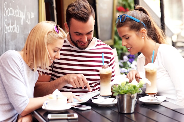 groep toeristen die kaart in een café bekijken