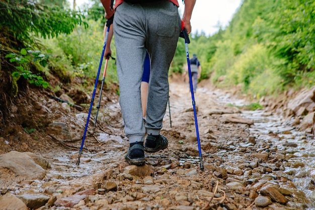 Groep toeristen die langs de berg lopen