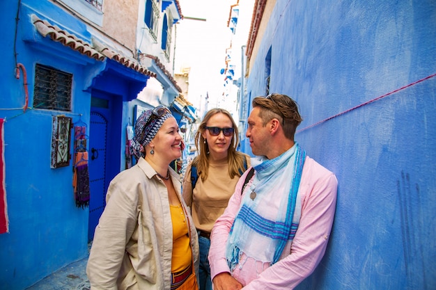 Groep toeristen in de beroemde blauwe stad.