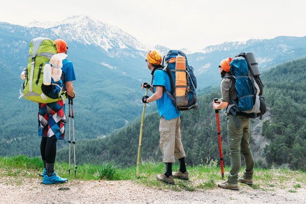 Groep toeristen kijken naar de bergen. Mensen wandelen met rugzakken, volgstokken. Gelukkige reizigers op Lycian Way in Turkije.