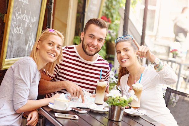 groep toeristen met kaart in het café