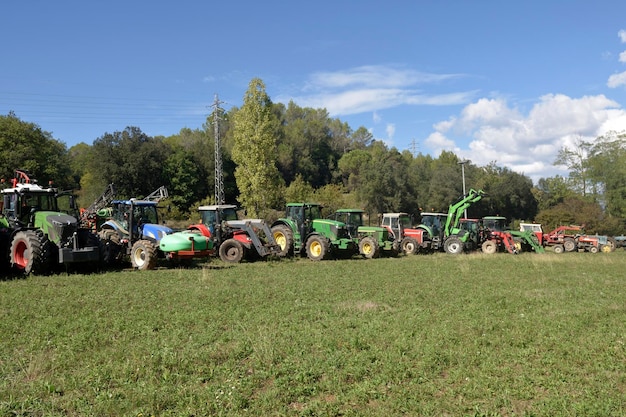 Groep tractoren in het veld