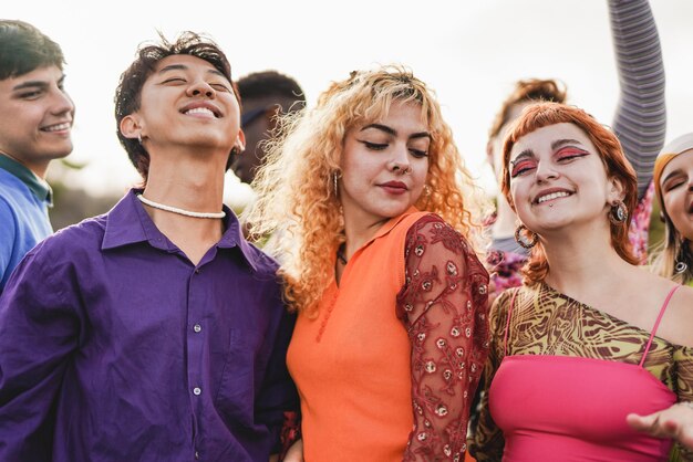 Groep trendy vrienden die dansen op muziekafspeellijst buiten Vriendschaps- en diversiteitsconcept