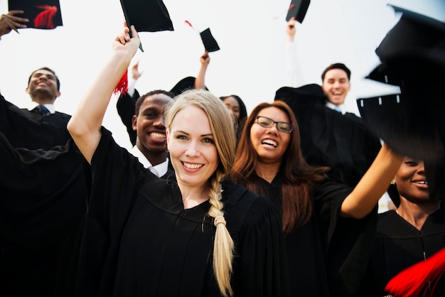 Groep uiteenlopende afstuderende studenten