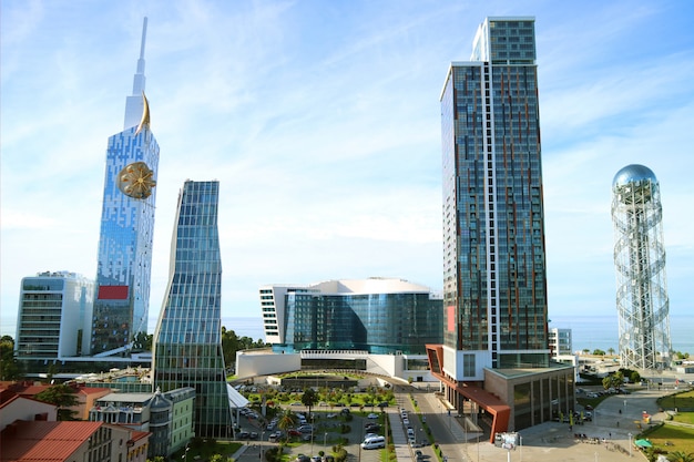 Groep uitstekende moderne architecturen aan de Zwarte Zee in Batumi, Georgië