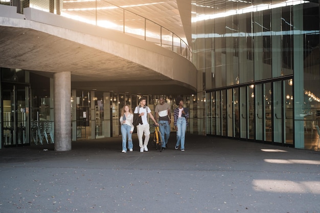 Groep universiteitsstudenten die de faculteit verlaten na het studeren van Conceptstudies onderwijsvrienden